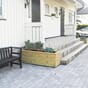 Stor isolert blomsterkasse blomsterkasseriet plantekasse plantekasser inngangsparti uterom 3 hage vintergrønt furu inngang gårdsplass.jpg
