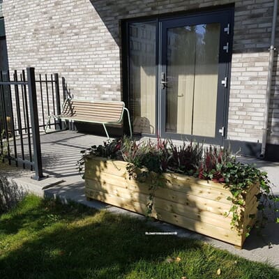 Stor lang bred isolert blomsterkasse terrasse inngang sameie høstlyng uterom fellesareal plantekasser plantekasse blomsterkasseriet kopi.jpg