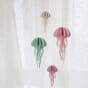 Lovi jellyfish manet maneter grønn rosa naturlig trefarge dekor dekorasjon dekorelement interiør blomsterkasseriet 3 3.jpg
