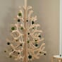 lovi juletre dekor julegran bjørkefiner julekuler mørkegrønn lysegrønn dekor ornamenter ornament kuler advent.jpg
