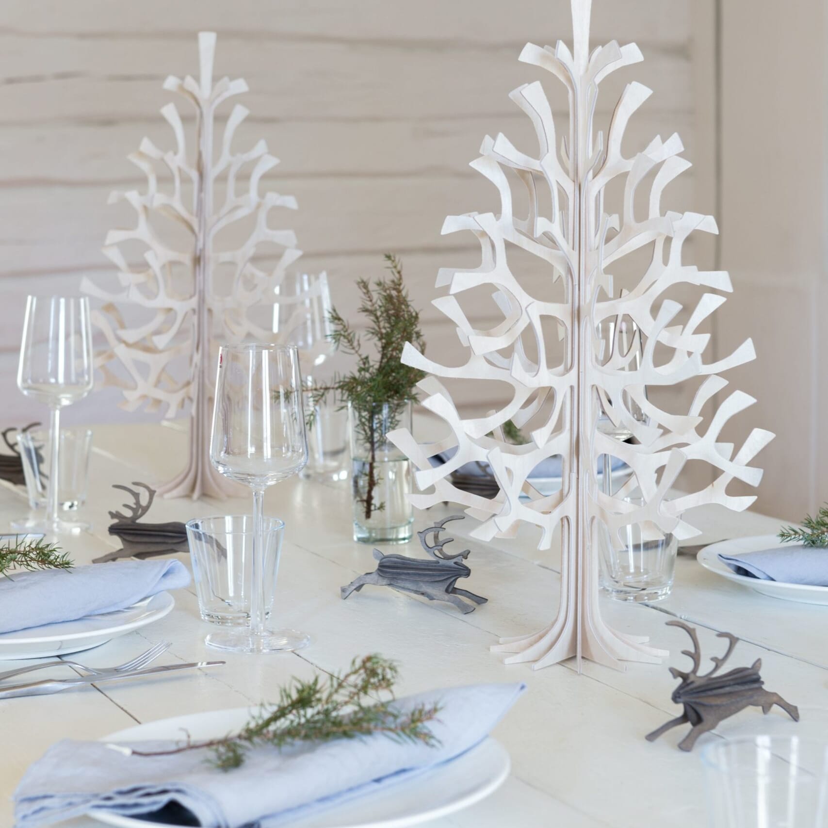 Lovi-Spruces-and-Reindeers reinsdyr dekorelementer dekor interiør borddekorasjon julebord pynt blomsterkasseriet interiør.jpeg