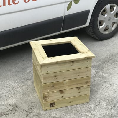Isolert blomsterkasse plantekasse blomsterkasser plantekasser blomsterkasseriet terrasse tre trekasse uterom terrasse hjul.jpg