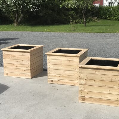 Store isolerte blomsterkasser 60x60x60cm LBH plantekasser blomsterkasse sibirsk lerk blomsterkasseriet plantekasse uterom terrasse sameie.jpg