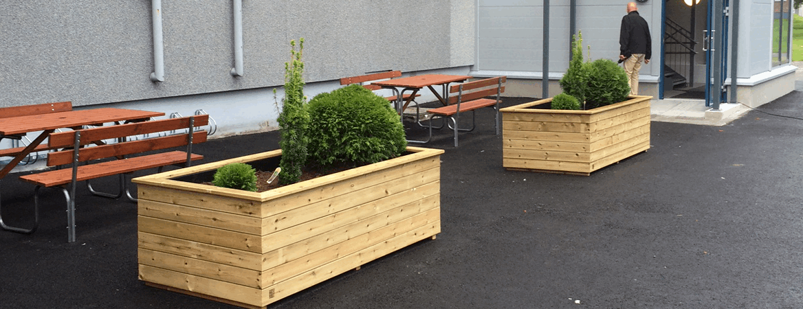 Store isolerte blomsterkasser blomsterkasse blomlådor blomlåda impregnert furu plantekasser terrassekasser sameie 2 Blomsterkasseriet terrasse.png