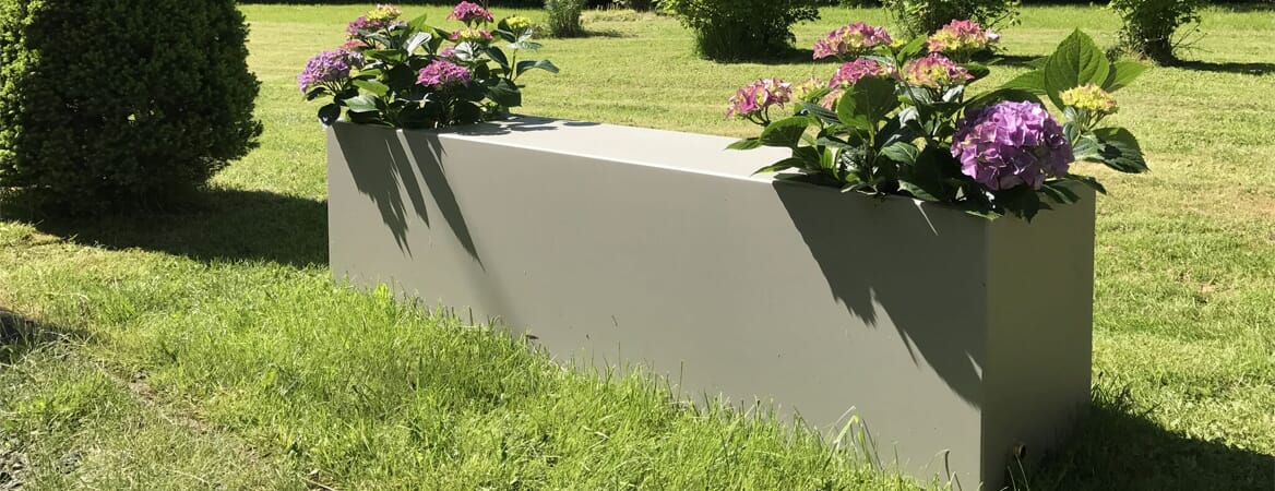 Benk benker blomsterkasse hortensia hage bench hagebenk parkbenk kjærlighetsbenk Blomsterkasseriet fibersement lakkert.jpg