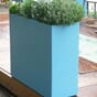 Høye smale plantekasser blå lyseblå imagein plantekasse blomsterkasse blomsterkasser blomsterkasseriet betong fibersement.jpg