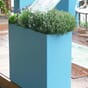 Stor høy smal plantekasse blomsterkasser blomsterkasseriet lyseblå kasse restaurant imagein betong fibersement.jpg